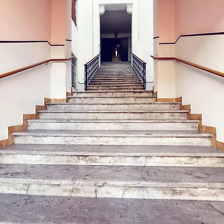 Apartment Per 5 Persone Su Scalinata Storica A 9 Minuti A Piedi Dalla Stazione E 12 Dal Centro - Vista Sui Tetti Della Citta - Zona Collinare Residenziale