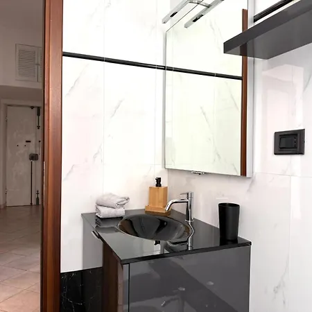 Per 5 Persone Su Scalinata Storica A 9 Minuti A Piedi Dalla Stazione E 12 Dal Centro - Vista Sui Tetti Della - Zona Collinare Residenziale Appartement *