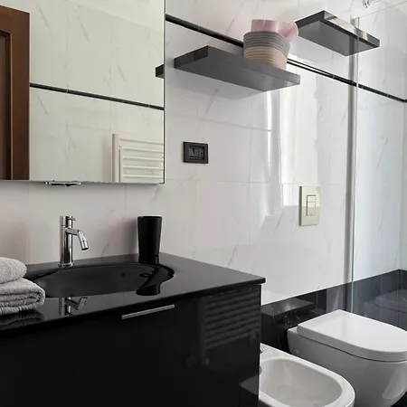 Appartement Per 5 Persone Su Scalinata Storica A 9 Minuti A Piedi Dalla Stazione E 12 Dal Centro - Vista Sui Tetti Della - Zona Collinare Residenziale La Spezia